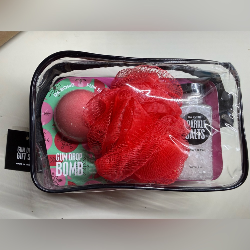 NWT Gum Drop Bomb Bath Fizzers Gift Set with Bath Bomb, Sparkle Salts and Loofah